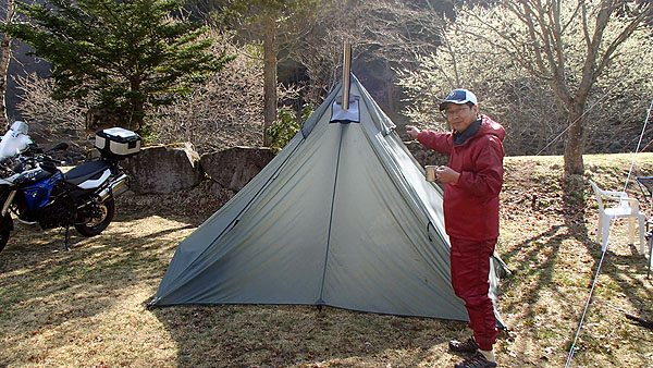 煙突が出ているテント